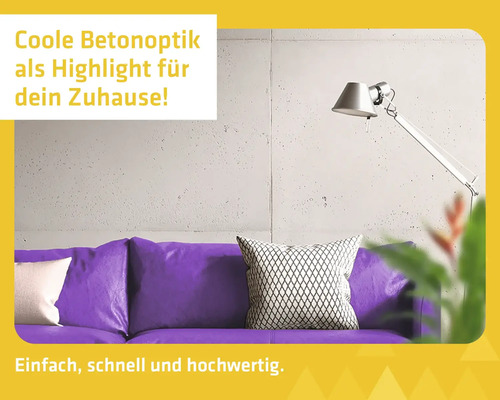 Modernes Wohnzimmer mit Wandgestaltung in Betonoptik hinter einem violetten Sofa mit Kissen und einer silbernen Lampe.