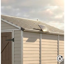 Un petit panneau solaire est installé sur le toit incliné d une cabane de jardin pour générer de l énergie pour l éclairage ou les appareils. (Image AI modified or generated)