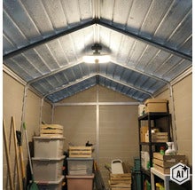 Vue intérieure d'un abri de jardin avec éclairage, étagères, boîtes de rangement et outils de jardinage, bien rangés pour le stockage. (Image AI modified or generated)