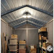 Innenansicht eines Kunststoff Gartenhauses mit Satteldach, Regal, Aufbewahrungsboxen und Holzkisten für eine organisierte Gartenlagerung. (Image AI modified or generated)