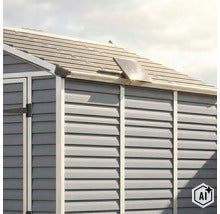 Gartenhaus aus Kunststoff mit montiertem Solarpanel auf dem Dach. (Image AI modified or generated)