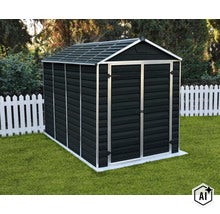 Gerätehaus aus Kunststoff mit Metallrahmen, Doppeltüren und Satteldach, aufgestellt im Garten vor einem weißen Lattenzaun. (Image AI modified or generated)