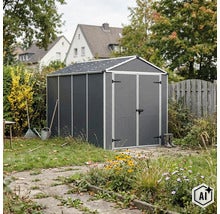 Abri de jardin en plastique avec double porte dans un jardin planté avec une allée au premier plan. (Image AI modified or generated)