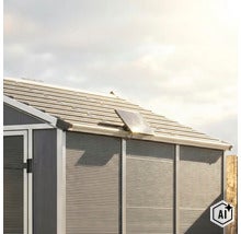 Panneau solaire monté sur le toit d'un abri de jardin en métal (Image AI modified or generated)