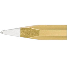 Nahaufnahme der gespitzten Spitze eines goldfarbenen Zimmermannsbleistifts aus Holz mit weißer Mine.
