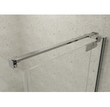 Barre de stabilisation et ferrures en métal pour une paroi de douche en verre devant un mur carrelé.