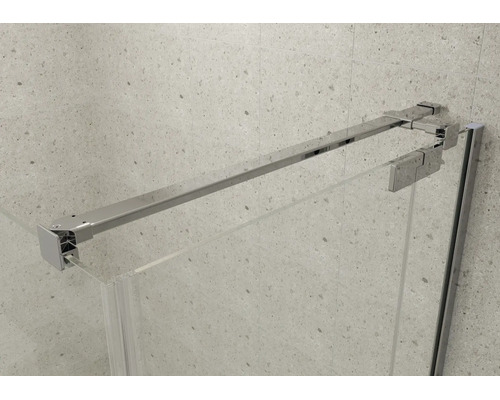 Barre de stabilisation et ferrures en métal pour une paroi de douche en verre devant un mur carrelé.
