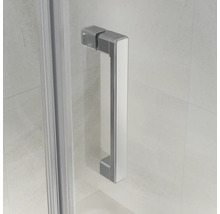 Poignée de porte de douche rectangulaire en métal avec insert blanc sur une porte en verre.