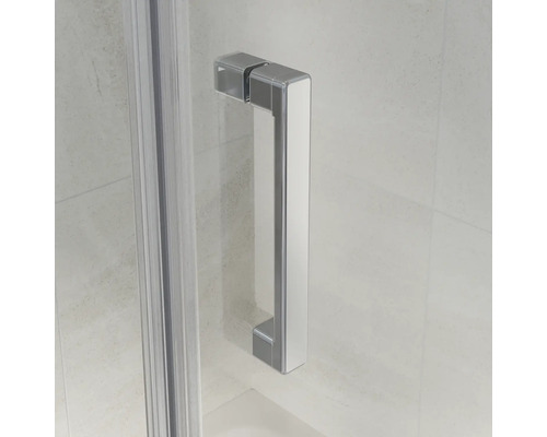 Poignée de porte de douche rectangulaire en métal avec insert blanc sur une porte en verre.