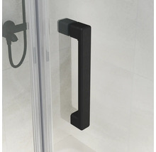 Poignée de douche rectangulaire noire sur une porte de douche en verre.