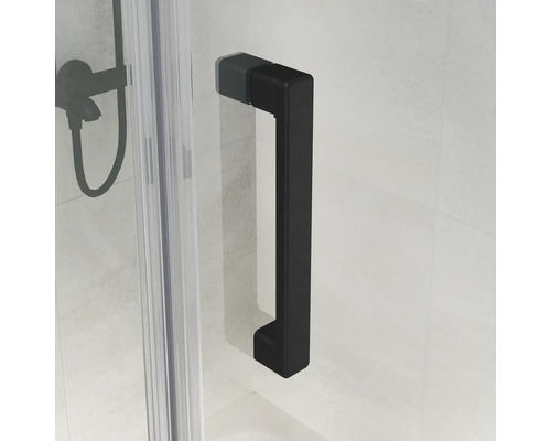 Poignée de douche rectangulaire noire sur une porte de douche en verre.