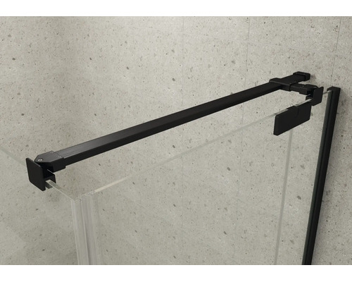 Barre de stabilisation en métal noir pour parois de douche en verre, fixée sur un mur clair à l'aspect pierre.