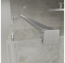 Vue détaillée d'une barre de stabilisation moderne en métal pour paroi de douche en verre dans une salle de bains carrelée et lumineuse.