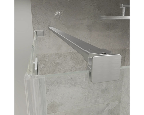 Vue détaillée d'une barre de stabilisation moderne en métal pour paroi de douche en verre dans une salle de bains carrelée et lumineuse.