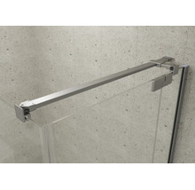 Barre de stabilisation métallique argentée pour parois de douche en verre, montée entre le panneau de verre et le mur carrelé.