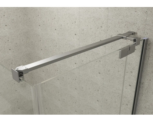 Barre de stabilisation métallique argentée pour parois de douche en verre, montée entre le panneau de verre et le mur carrelé.