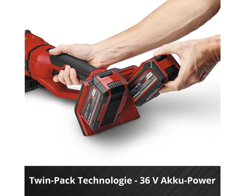 Eine Person setzt zwei 18 Volt Power X-Change Akkus in ein Einhell Akkugerät ein, Twin-Pack Technologie für 36 Volt Gesamtleistung.