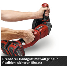 Einhell Akku-Winkelschleifer mat dreibarem Handgrëff a Softgrip, deen mat zwou Hänn fir eng sécher Uwendung gehal gëtt.