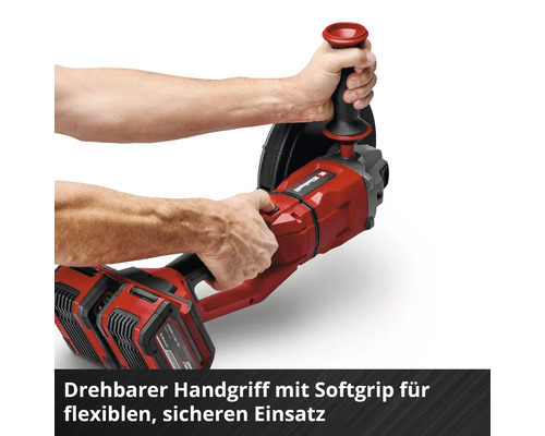 Einhell Akku-Winkelschleifer mat dreibarem Handgrëff a Softgrip, deen mat zwou Hänn fir eng sécher Uwendung gehal gëtt.