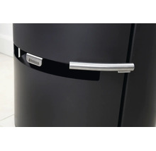 Detailansicht eines Aduro Kaminofens mit Metallgriff und Logo