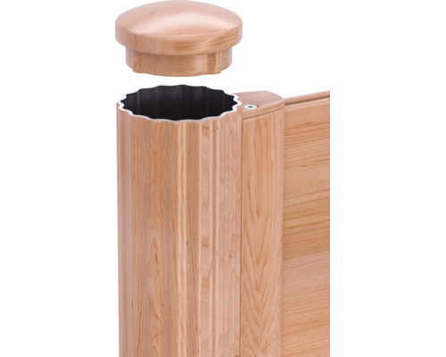 Poteau de clôture aspect bois avec capuchon de poteau amovible et panneau de clôture.