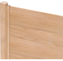 Gros plan d'une clôture de protection visuelle en bois avec un poteau rond muni d'un chapeau et des panneaux en bois à grain naturel.