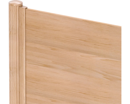 Gros plan d'une clôture de protection visuelle en bois avec un poteau rond muni d'un chapeau et des panneaux en bois à grain naturel.