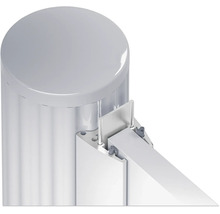 Vue détaillée d'un poteau en aluminium avec chapeau et raccord de profilé pour pare-vue.