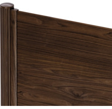 Vue détaillée d'un panneau de clôture en bois avec veinure naturelle, fixé à un poteau.