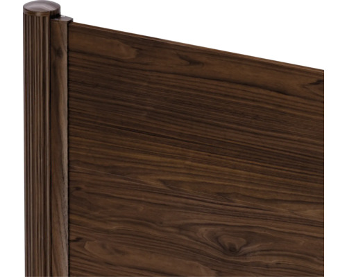Vue détaillée d'un panneau de clôture en bois avec veinure naturelle, fixé à un poteau.
