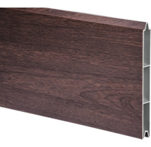Profilé alvéolaire pour clôture aspect bois marron foncé avec section visible.