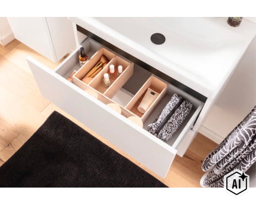 Tiroir ouvert d'un meuble sous-vasque blanc avec des boîtes de rangement en bois pour cosmétiques. (Image AI modified or generated)