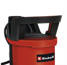 Gros plan d une pompe immergée Einhell avec une poignée de transport noire et Einhell Logo.