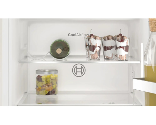 Vue intérieure d'un réfrigérateur Bosch avec technologie CoolAirflow, étagères en verre, porte-bouteilles et aliments dans des verres.