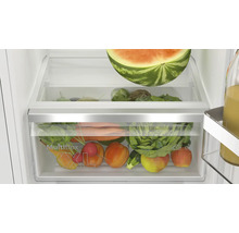 Réfrigérateur avec tiroir à légumes MultiBox XXL rempli de fruits et légumes frais.