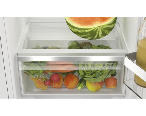 Réfrigérateur avec tiroir à légumes MultiBox XXL rempli de fruits et légumes frais.