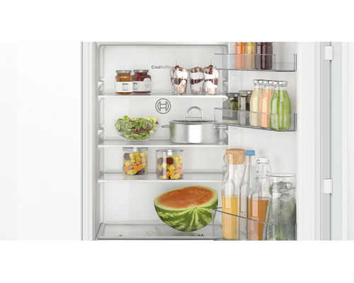 Vue intérieure d'un réfrigérateur Bosch avec clayettes en verre et balconnets remplis, ainsi qu'un système CoolAirflow pour un froid homogène.