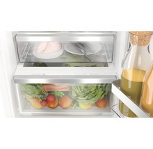 Vue intérieure d'un réfrigérateur avec tiroirs de fraîcheur Bosch VitaFresh pour conserver fruits, légumes, viande et poisson de manière optimale.