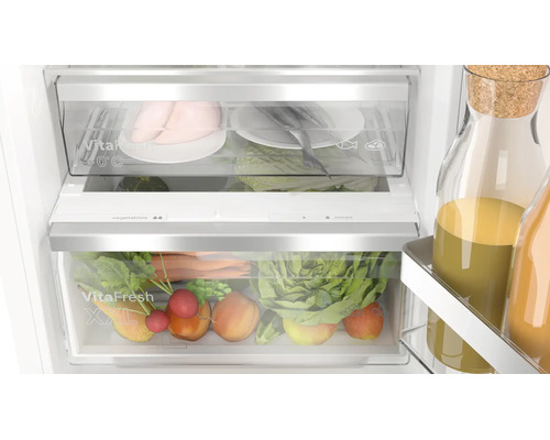 Vue intérieure d'un réfrigérateur avec tiroirs de fraîcheur Bosch VitaFresh pour conserver fruits, légumes, viande et poisson de manière optimale.