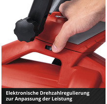 Eine Hand bedient die elektronische Drehzahlregulierung an einem Gartengerät zur Anpassung der Leistung.
