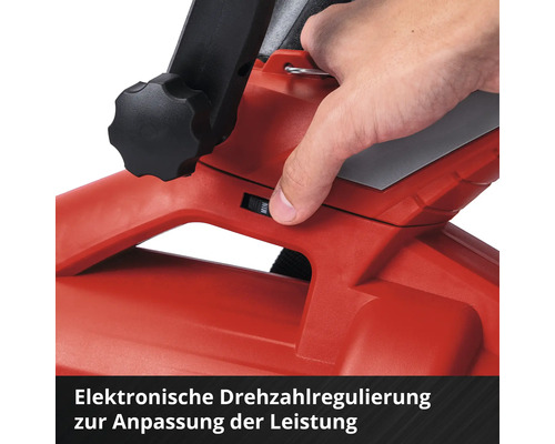 Eine Hand bedient die elektronische Drehzahlregulierung an einem Gartengerät zur Anpassung der Leistung.