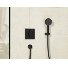 Mitigeur monocommande encastré Hansgrohe avec douchette monté sur des carreaux clairs