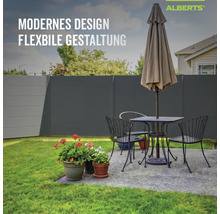 Clôture brise-vue moderne et modulaire dans le jardin à côté d'une terrasse avec salon de jardin, parasol et Alberts Logo.