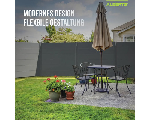 Clôture brise-vue moderne et modulaire dans le jardin à côté d'une terrasse avec salon de jardin, parasol et Alberts Logo.