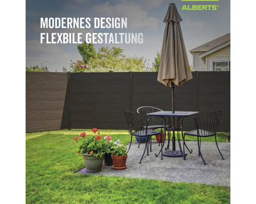 Clôture occultante Alberts moderne aspect bois foncé dans un jardin derrière un salon de jardin et des fleurs.