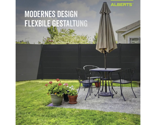 Clôture occultante Alberts anthracite dans le jardin derrière un salon de jardin avec table, chaises et parasol.