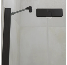 Paroi de douche avec support mural noir et charnière sur une cabine de douche en verre.