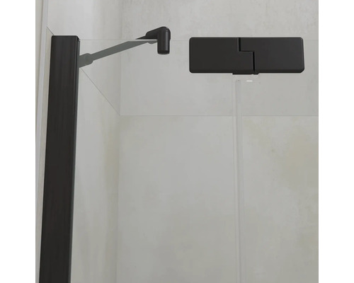 Paroi de douche avec support mural noir et charnière sur une cabine de douche en verre.