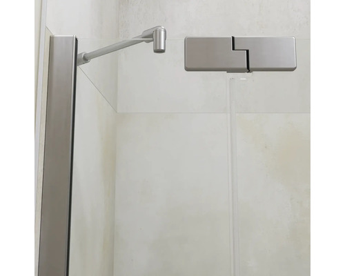Paroi de douche en verre avec barre de maintien et charnière en métal pour une cabine de douche moderne.