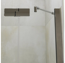 Paroi de douche en verre avec stabilisateur chromé et charnière pour une cabine de douche moderne.